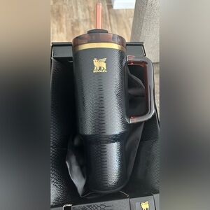 STANLEY LUXE BLACK SNAKESKIN 40oz H2.0 QUENCHER TUMBLER